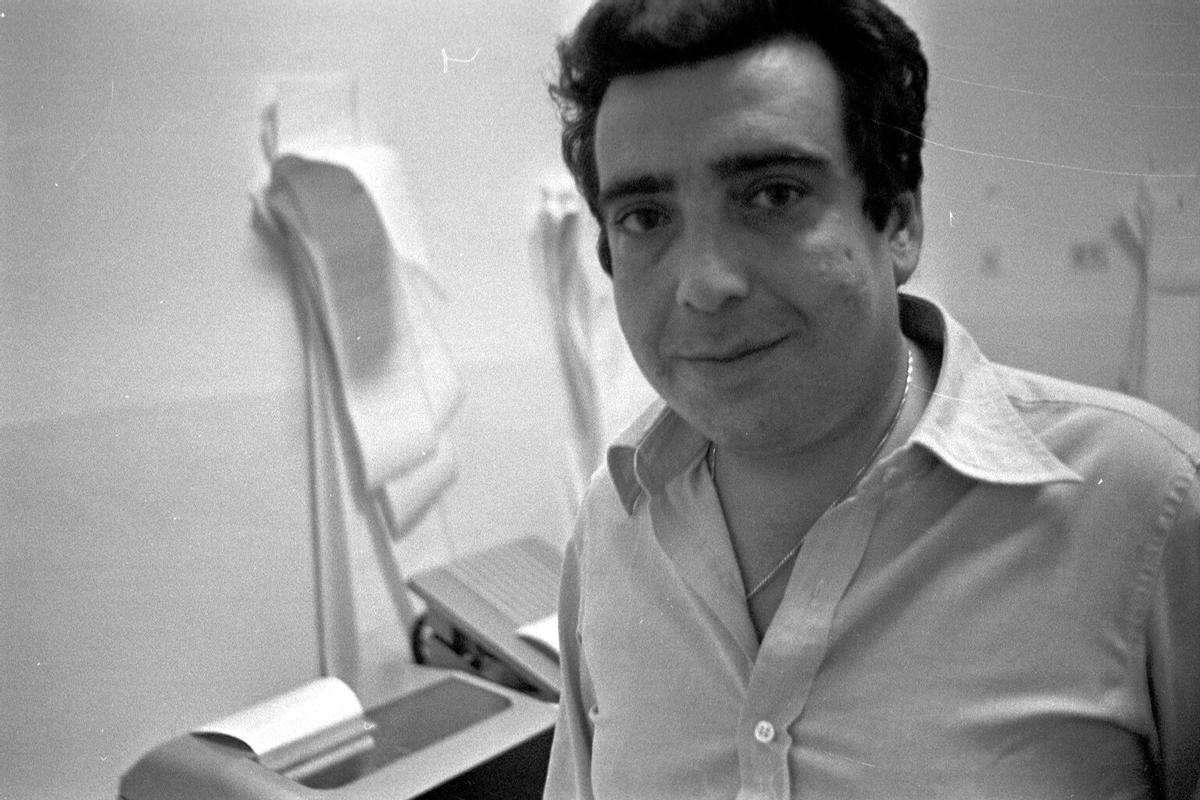 Àlex Botines, en la sala de teletipos de EL PERIÓDICO en 1978