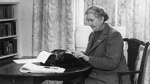 La dama del crimen por excelencia, Agatha Christie, en plena escritura. 