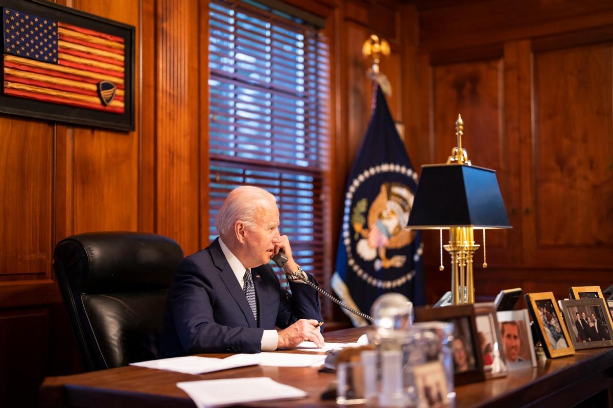 El presidente de EEUU, Joe Biden, hablando con el presidente ruso, Vladimir Putin, este jueves.