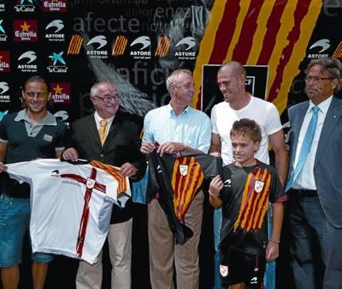 Benach, Valdés, Cruyff, Casals y García con las nuevas camisetas. Benach, Valdés, Cruyff, Casals y García con las nuevas camisetas.