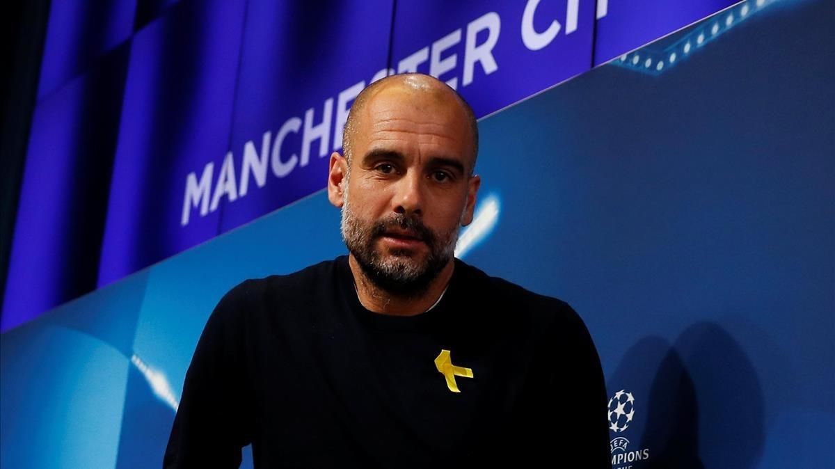 Guardiola, con el lazo amarillo, en una rueda de prensa del City. Guardiola, con el lazo amarillo, en una rueda de prensa del City.