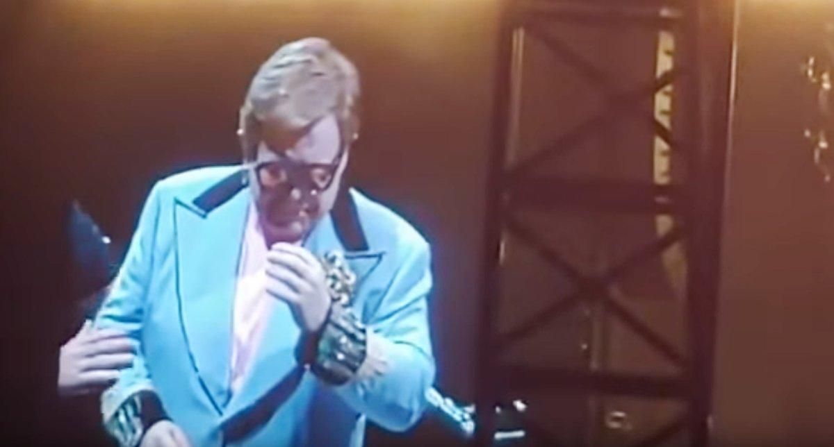 Elton John explica entre lágrimas que no puede seguir actuando, en estadio Mount Smart en Auckland. Elton John explica entre lágrimas que no puede seguir actuando, en estadio Mount Smart en Auckland.