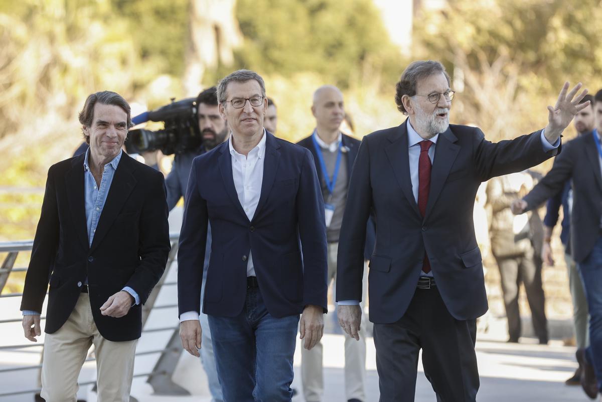 Alberto Núñez Feijóo llega este domingo al Museo de la Ciencia, en Valencia, acompañado de José María Aznar y Mariano Rajoy. 