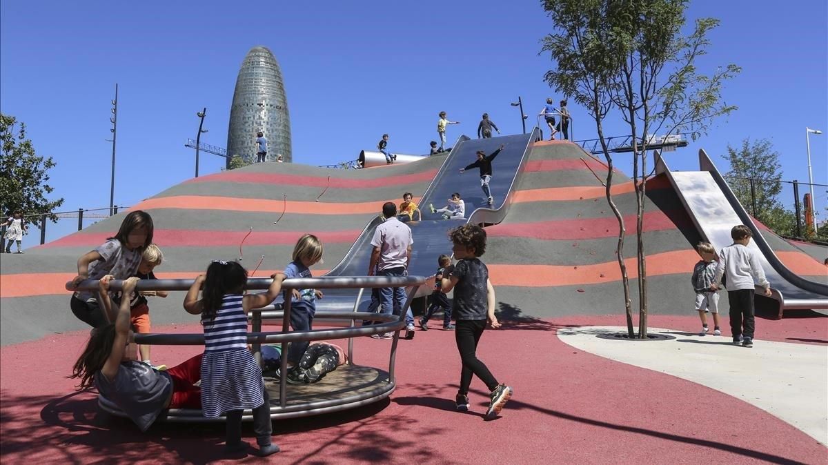 El parque de las Glòries, donde juegan los niños de los colegios de la zona. El parque de las Glòries, donde juegan los niños de los colegios de la zona.