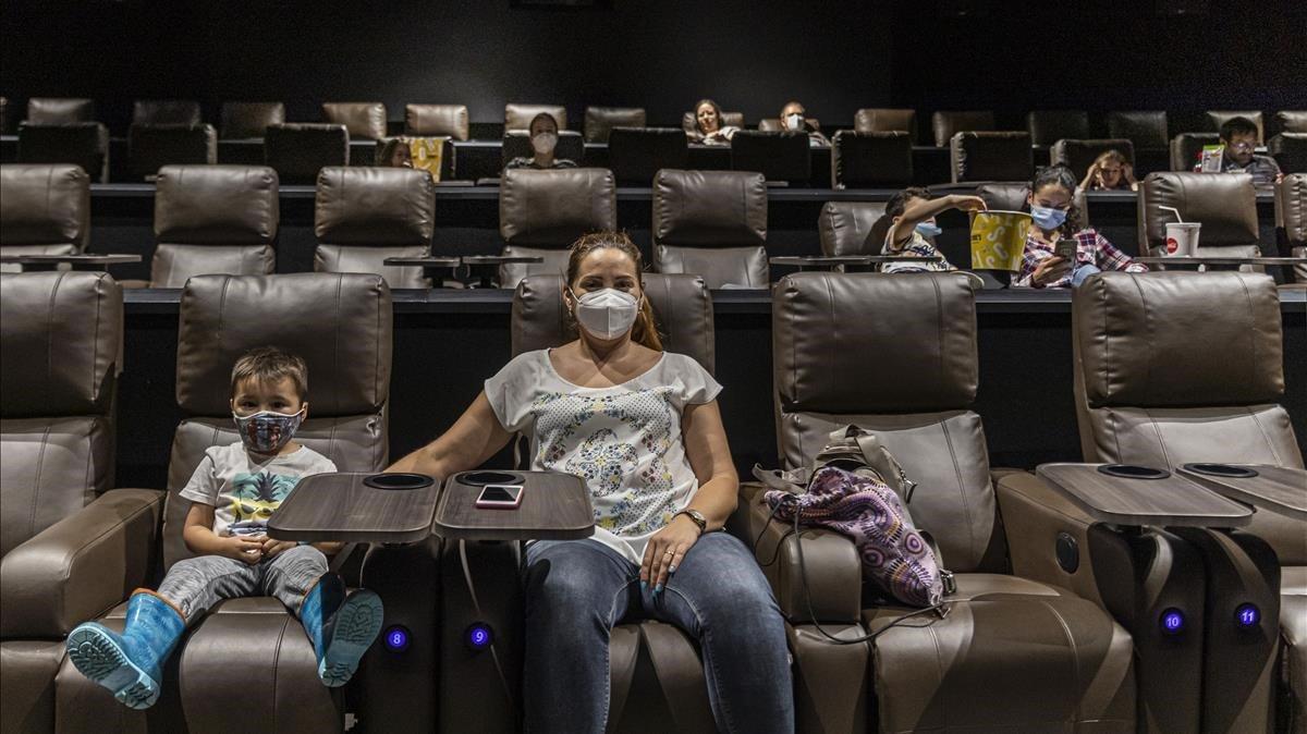 Espectadores con mascarilla, este lunes, en una sala de los Cinesa de València. 