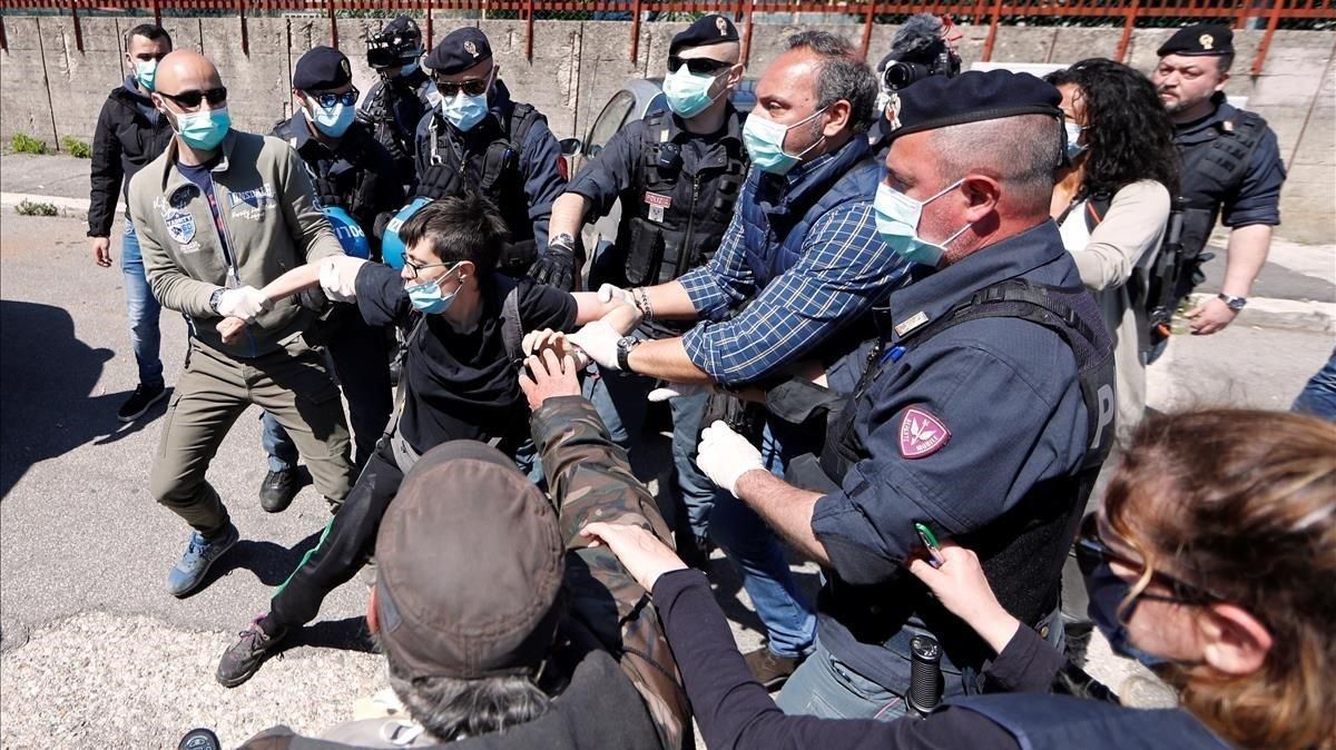 La policía italiana detiene a un manifestante frente a la prisión de Rebibbia que protestaba por las condiciones de los presos, el pasado 16 de abril. La policía italiana detiene a un manifestante frente a la prisión de Rebibbia que protestaba por las condiciones de los presos, el pasado 16 de abril.