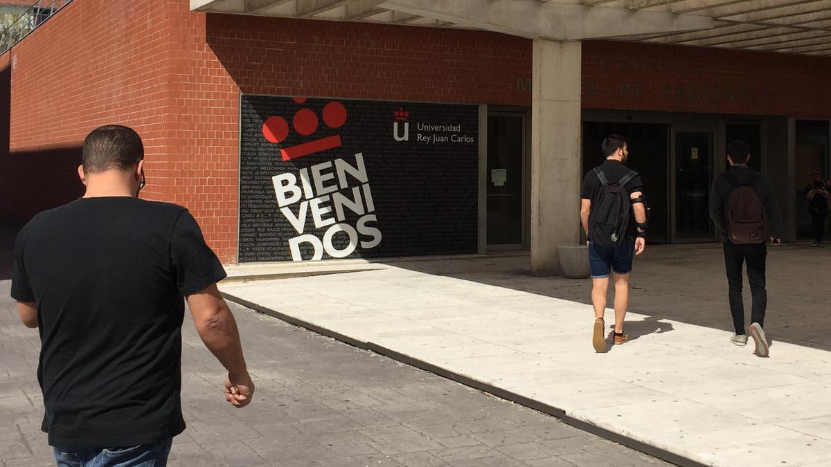 Estudiantes en el campus madrileño de Vicálvaro de la Universidad Rey Juan Carlos.