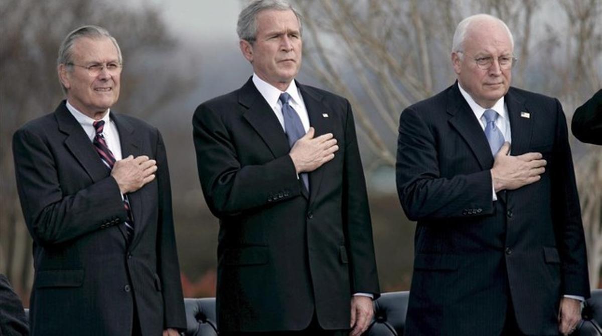 Bush padre critica la influencia de Cheney y Rumsfeld en su hijo