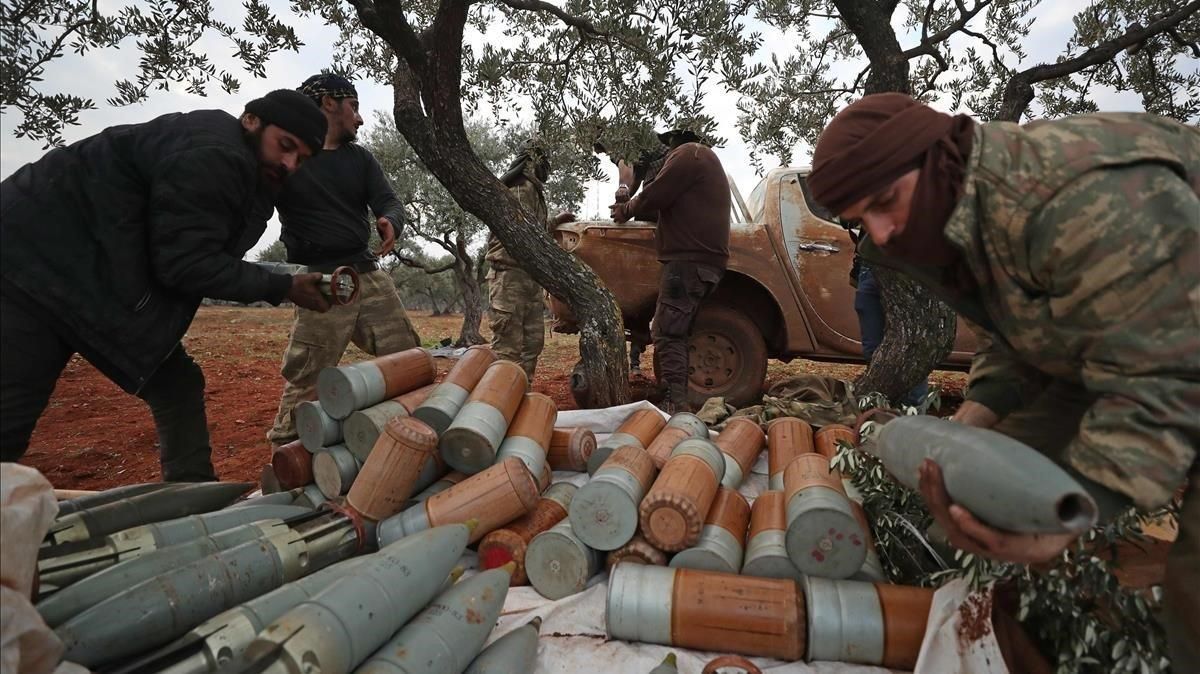 Rebeldes sirios descargan obuses de artillería durante los combates con fuerzas del régimen de Asad, este jueves en Idleb. Rebeldes sirios descargan obuses de artillería durante los combates con fuerzas del régimen de Asad, este jueves en Idleb.