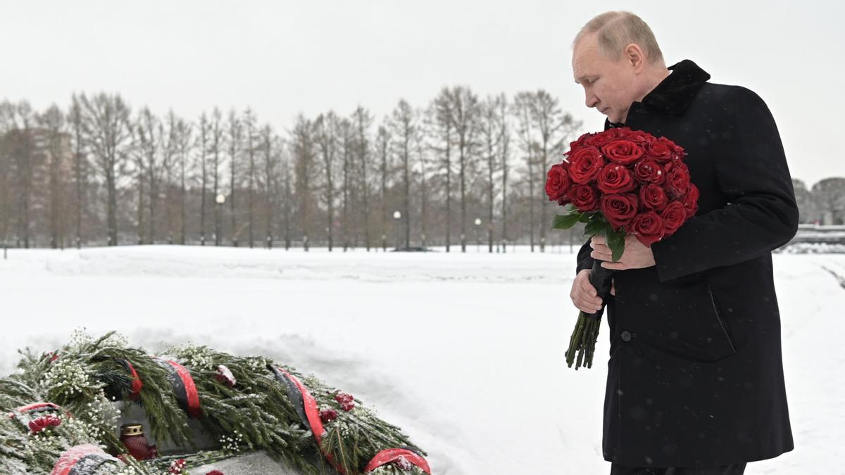 Putin deposita flores en el memorial por las víctimas del sitio de Leningrado, en San Petersburgo.