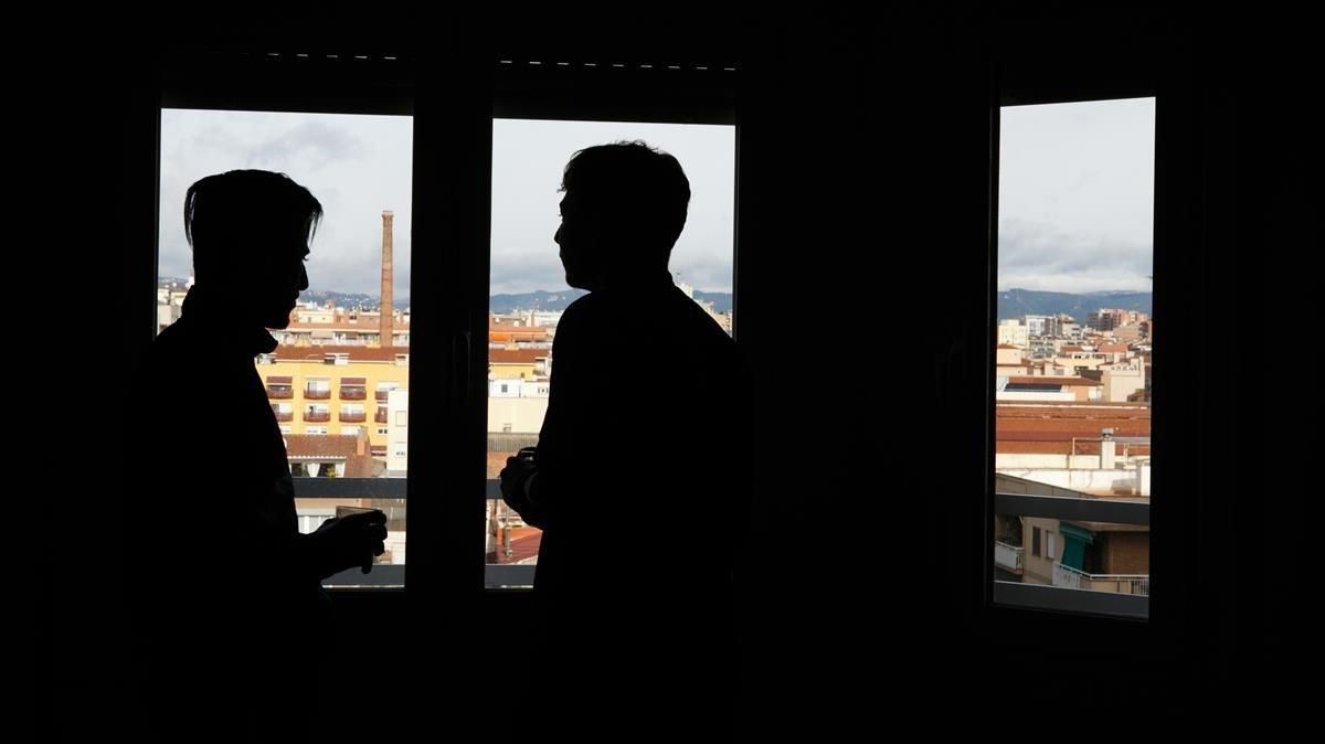 Mohamed y Slimani, mirando las vistas de Sabadell des del piso de inserción en el que viven. Mohamed y Slimani, mirando las vistas de Sabadell des del piso de inserción en el que viven.