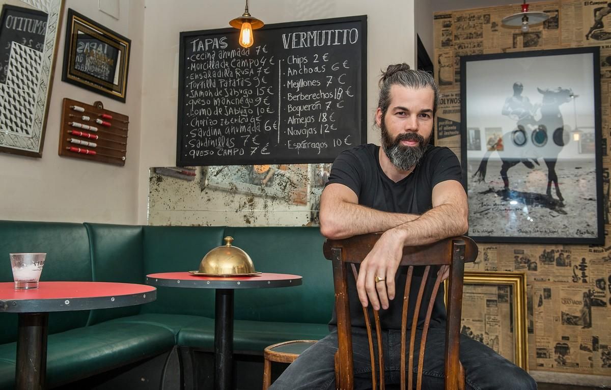 Josua Vivancos, en el interior de Vermut Pérez. Josua Vivancos, en el interior de Vermut Pérez.