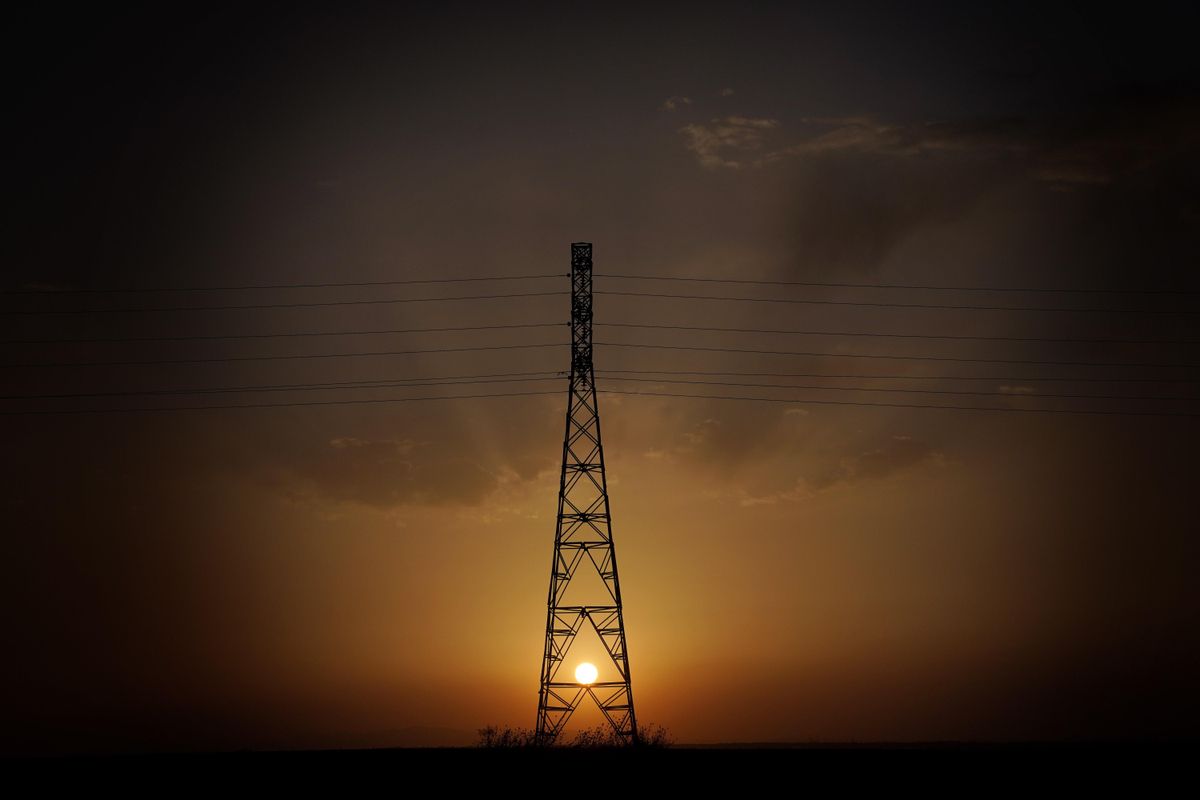 Una torre de alta tensión en un atardecer durante la ola de calor. Una torre de alta tensión en un atardecer durante la ola de calor.