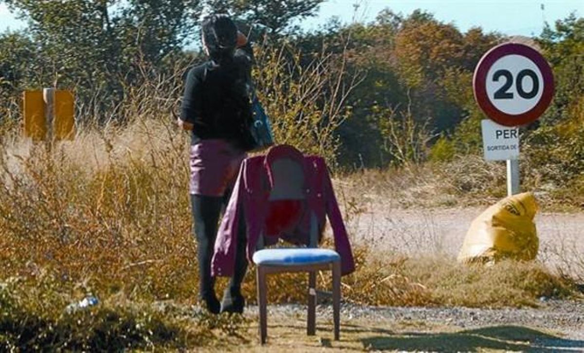 Una prostituta en una carretera de Pontós, en el Alt Empordà. Una prostituta en una carretera de Pontós, en el Alt Empordà.