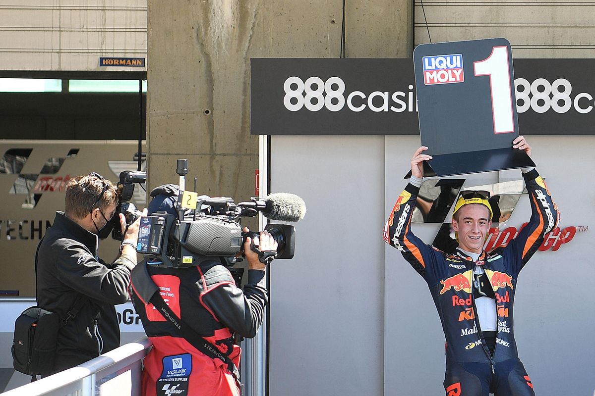 El jovencísimo Pedro Acosta celebra, hoy, en Portimao, su segunda victoria en el Mundial. El jovencísimo Pedro Acosta celebra, hoy, en Portimao, su segunda victoria en el Mundial.