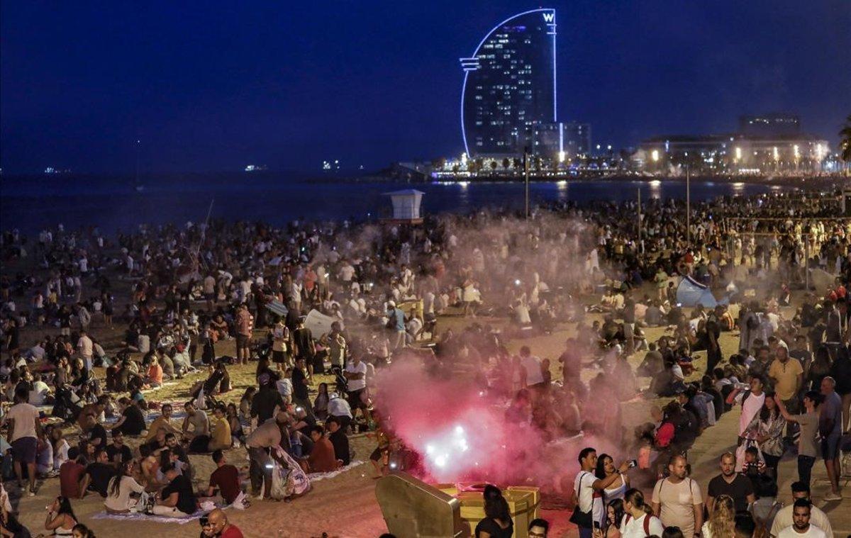 Celebración de la verbena de Sant Joan, el año pasado en la playa de la Barceloneta.