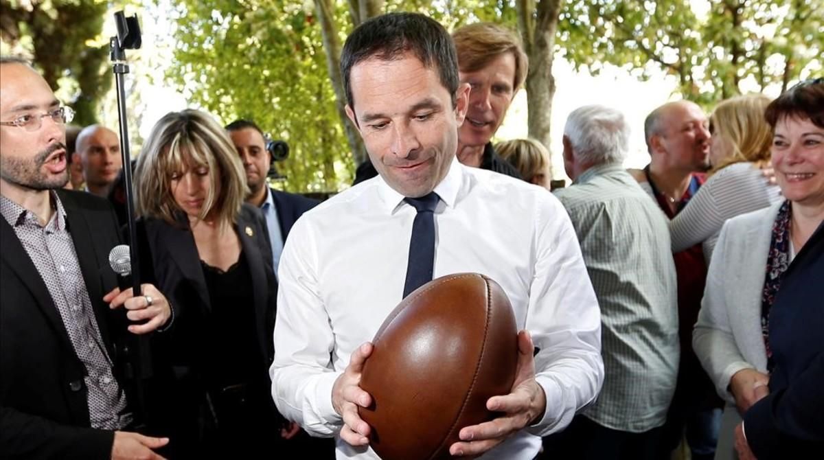 Hamon sujeta un balón de rugbi durante una visita de campaña a Aignan, el 17 de abril. Hamon sujeta un balón de rugbi durante una visita de campaña a Aignan, el 17 de abril.