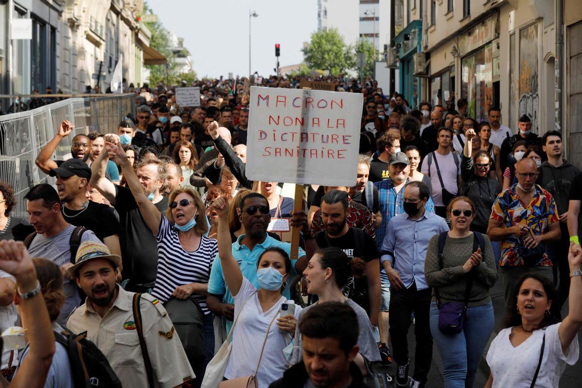 Protesta contra la política de vacunación y las restricciones del Gobierno de Macron, este sábado en París.