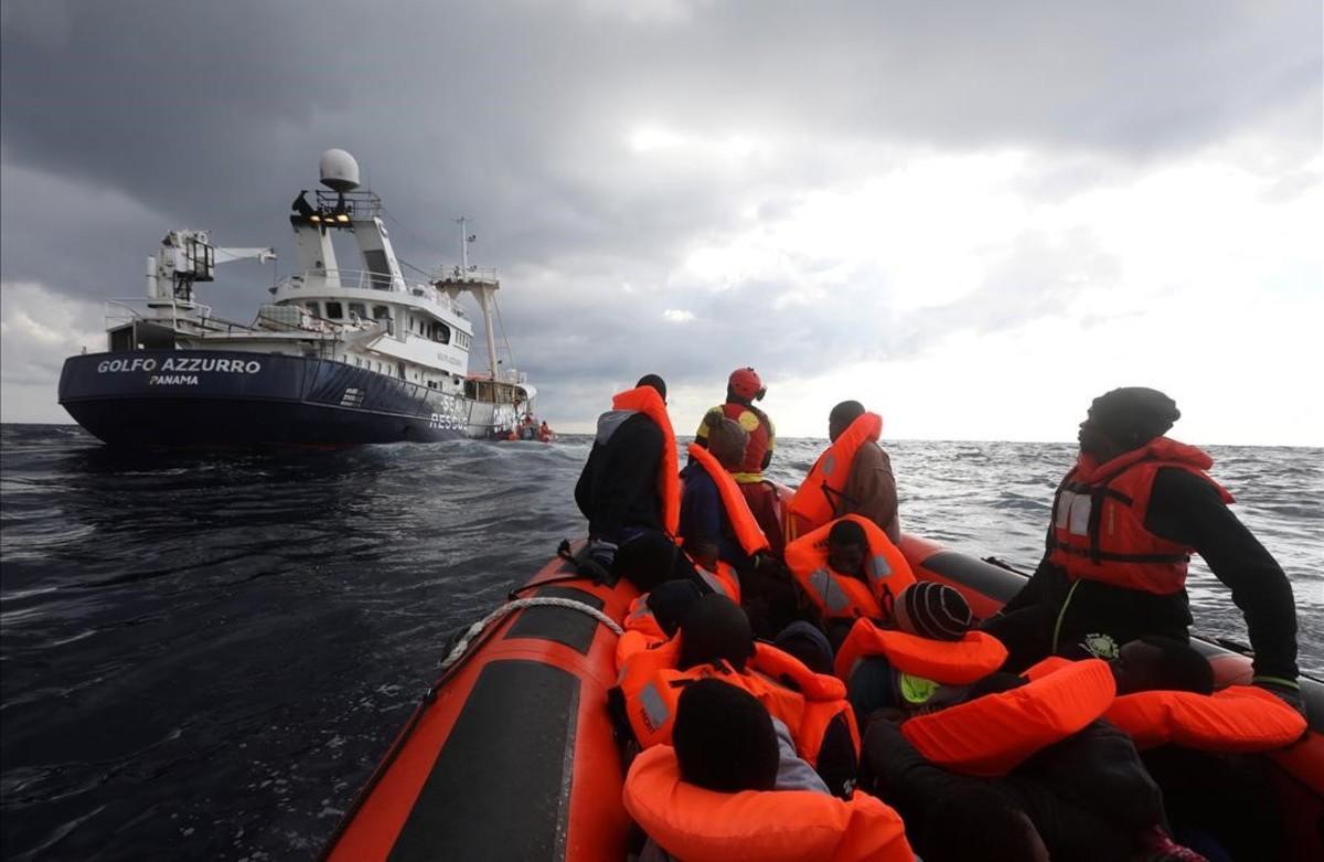 El vaixell ’Golf Azzurro’, de l’oenagé Proactiva Open Arms, rescata 112 immigrants a bord d’un bot a la deriva davant de la costa de Líbia.