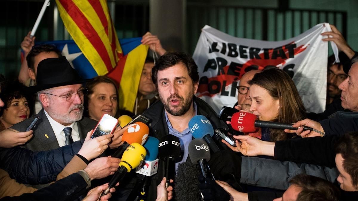 Toni Comín hace declaraciones a los medios de comunicación a su salida de la fiscalía, en Bruselas, junto a Puig y Serret. Toni Comín hace declaraciones a los medios de comunicación a su salida de la fiscalía, en Bruselas, junto a Puig y Serret.