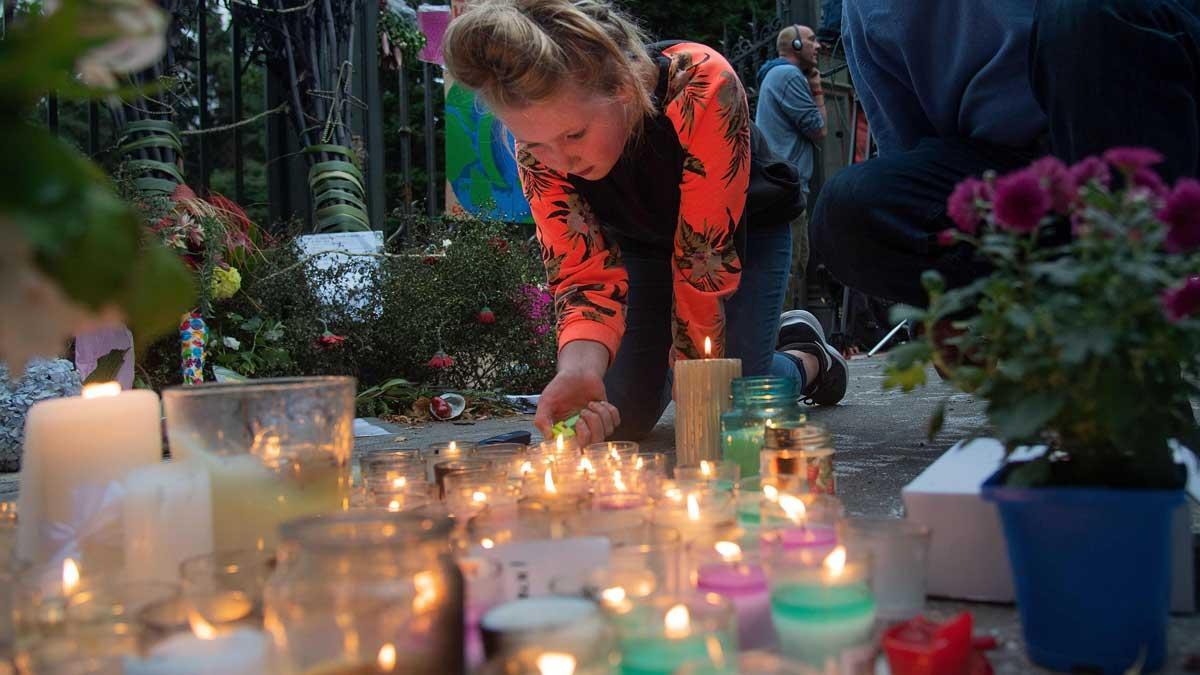 Miles de personas participan en una vigilia en recuerdo a los fallecidos en el ataque en Christchurch.