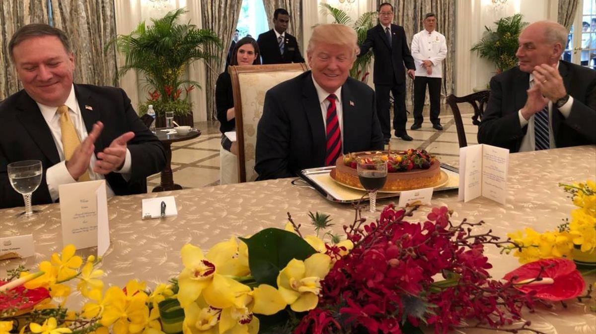 Trump, delante de una tarta anticipada de cumpleaños. Cumplirá 72 años el jueves.