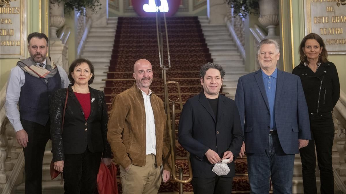 De izquierda a derecha: El barítono Carlos Alvarez, la soprano Krassimira Stoyanova, Victor Garcia de Gomar, director artístico del Liceu, Gustavo Dudamel, director musical, Gregory Kunde y Amelie Niermeyer, directora de escena de ’Otello’. De izquierda a derecha: El barítono Carlos Alvarez, la soprano Krassimira Stoyanova, Victor Garcia de Gomar, director artístico del Liceu, Gustavo Dudamel, director musical, Gregory Kunde y Amelie Niermeyer, directora de escena de ’Otello’.