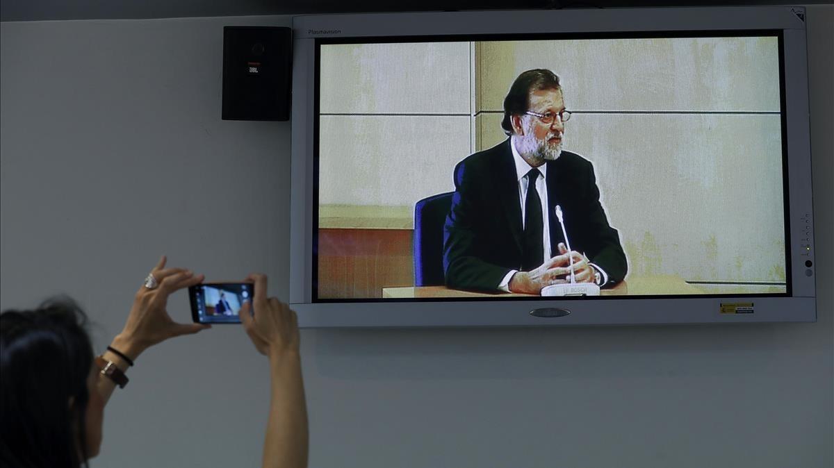 Imagen del monitor de la sala de prensa de la Audiencia Nacional de San Fernando de Henares del presidente del Gobierno.