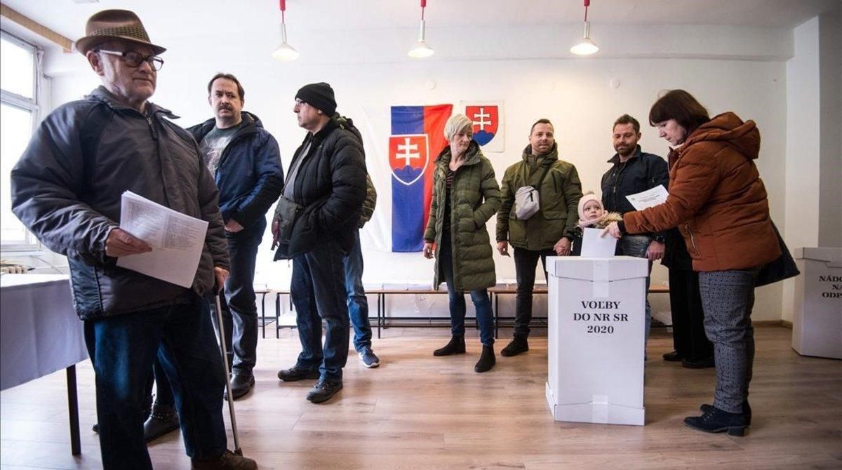 Votantes en un colegio de Bratislava. Votantes en un colegio de Bratislava.