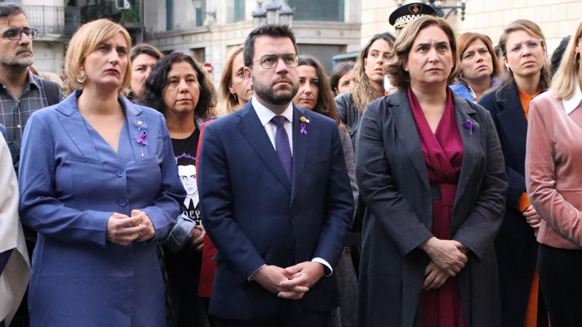 Alba Vergés, Pere Aragonès y Ada Colau, en el acto institucional del 25-N.