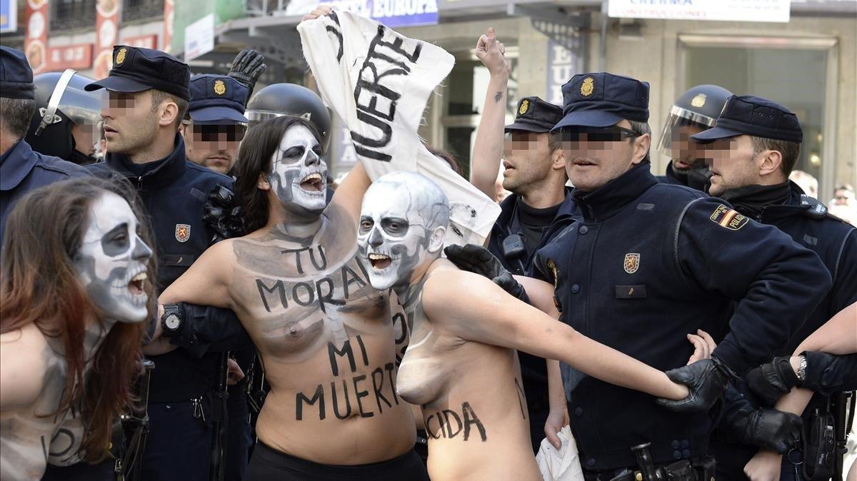 Activistas de Femen durante una manifestación de la antiabortista Plataforma Sí a la Vida, en el 2014.