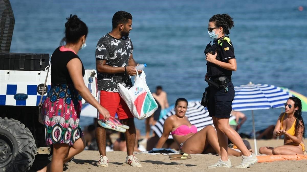 La Guardia Urbana patrullando por la playa de Barcelona La Guardia Urbana patrullando por la playa de Barcelona