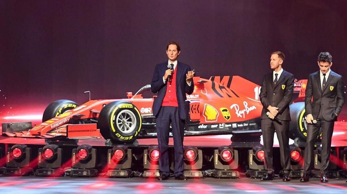 John Elkann, Sebastian Vettel y Charles Leclerc, en la presentación del nuevo Ferrari. John Elkann, Sebastian Vettel y Charles Leclerc, en la presentación del nuevo Ferrari.