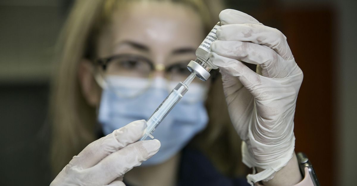 Una enfermera prepara una dosis de la vacuna de AstraZeneca. Una enfermera prepara una dosis de la vacuna de AstraZeneca.