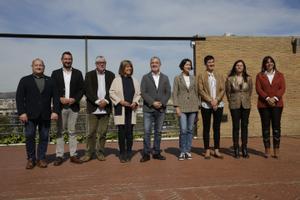 Alcaldesas y alcaldes metropolitanos de la Gran Barcelona en una foto durante la campaña electoral.