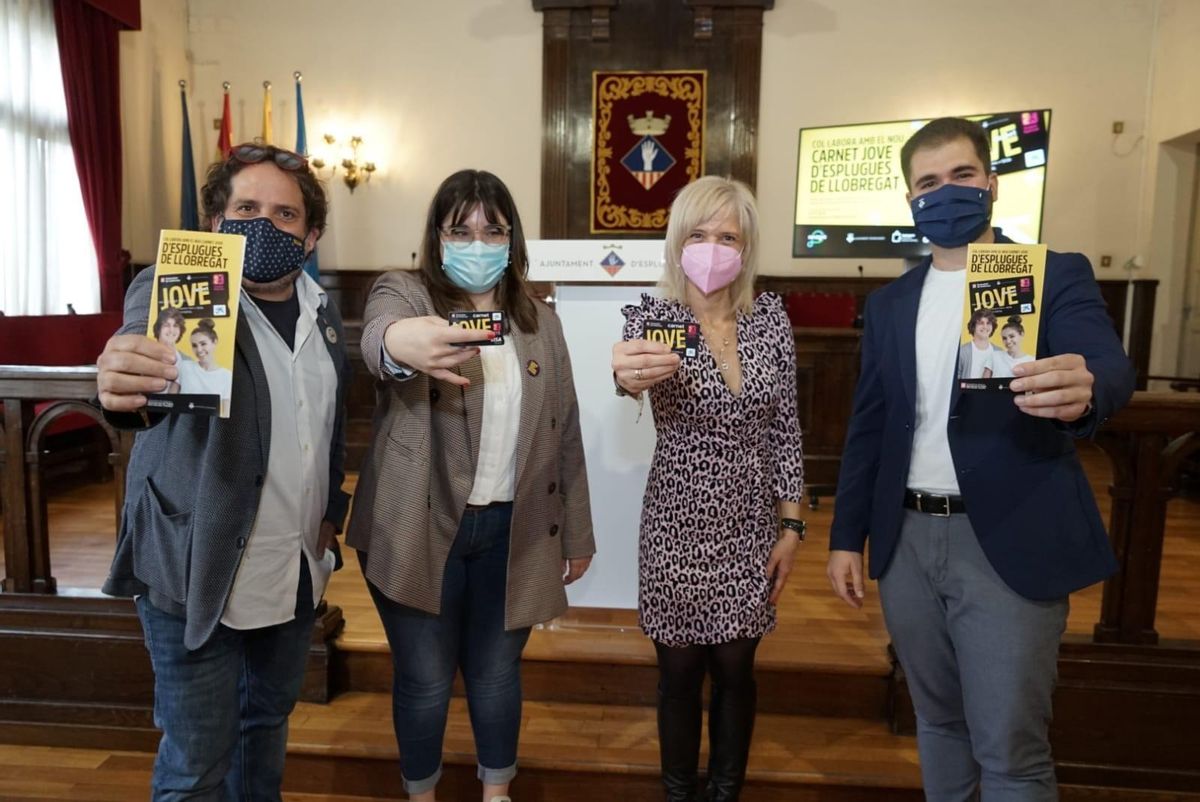L’Ajuntament firma el conveni per posar en marxa el Carnet Jove d’Esplugues L’Ajuntament firma el conveni per posar en marxa el Carnet Jove d’Esplugues