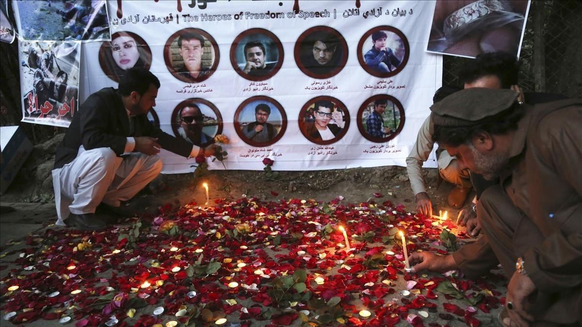 Homenaje en Kabul por los nueve periodistas que murieron en un atentado suicida en abril de 2018. Homenaje en Kabul por los nueve periodistas que murieron en un atentado suicida en abril de 2018.