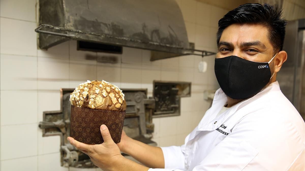 BARCELONA 11 12 2020 On Barcelona Participacion articulo sobre panettone Tonatiuh Cortes panettone clasico Panettone fotografiado solo Fachada panaderia PERSONAJE Tonatiuh Cortes En el horno Cloudstreet Bakery en la c Rossello 112 FOTO de RICARD CUGAT BARCELONA 11 12 2020 On Barcelona Participacion articulo sobre panettone Tonatiuh Cortes panettone clasico Panettone fotografiado solo Fachada panaderia PERSONAJE Tonatiuh Cortes En el horno Cloudstreet Bakery en la c Rossello 112 FOTO de RICARD CUGAT