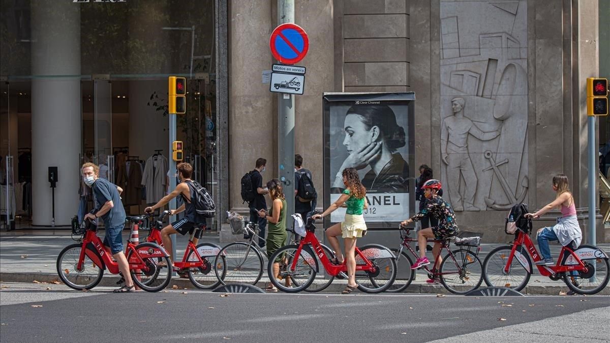Usuarios del Bicing, este martes en el cruce del paseo de Gràcia con Gran Via. Usuarios del Bicing, este martes en el cruce del paseo de Gràcia con Gran Via.