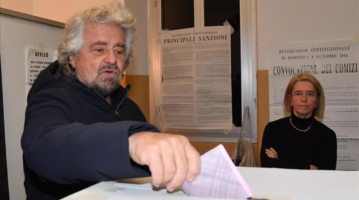 Beppe Grillo, líder del Movimiento 5 Estrellas, pone su papeleta en la urna, en Génova.