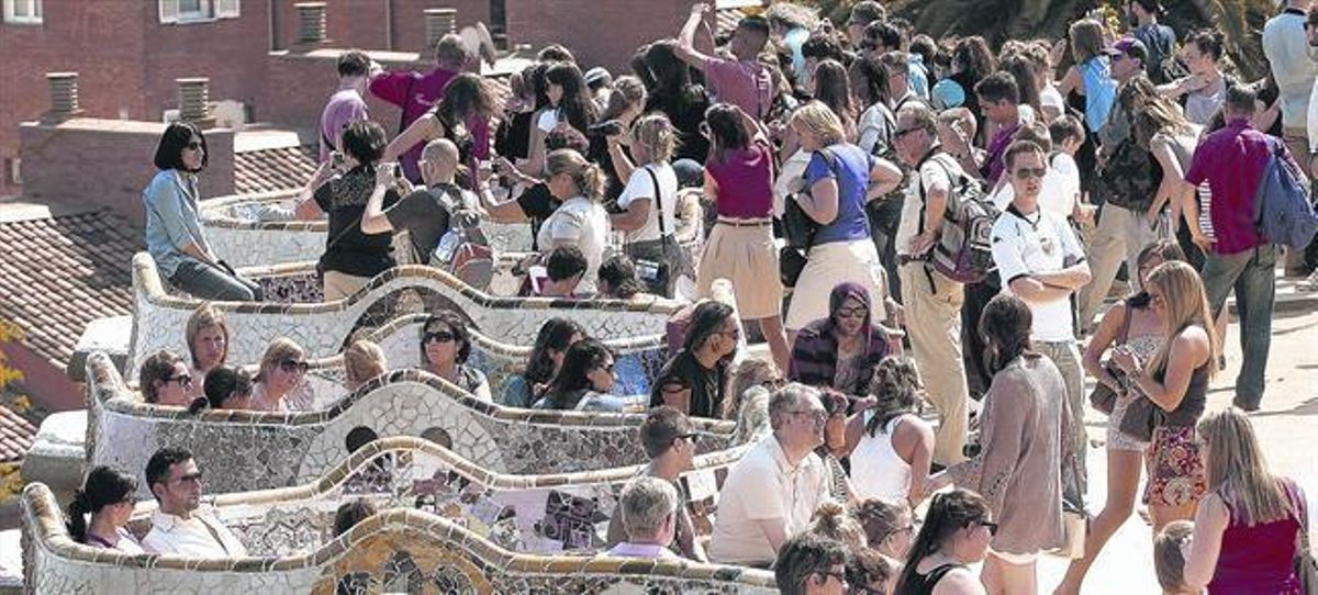 El parque Güell, abarrotado de turistas. El parque Güell, abarrotado de turistas.
