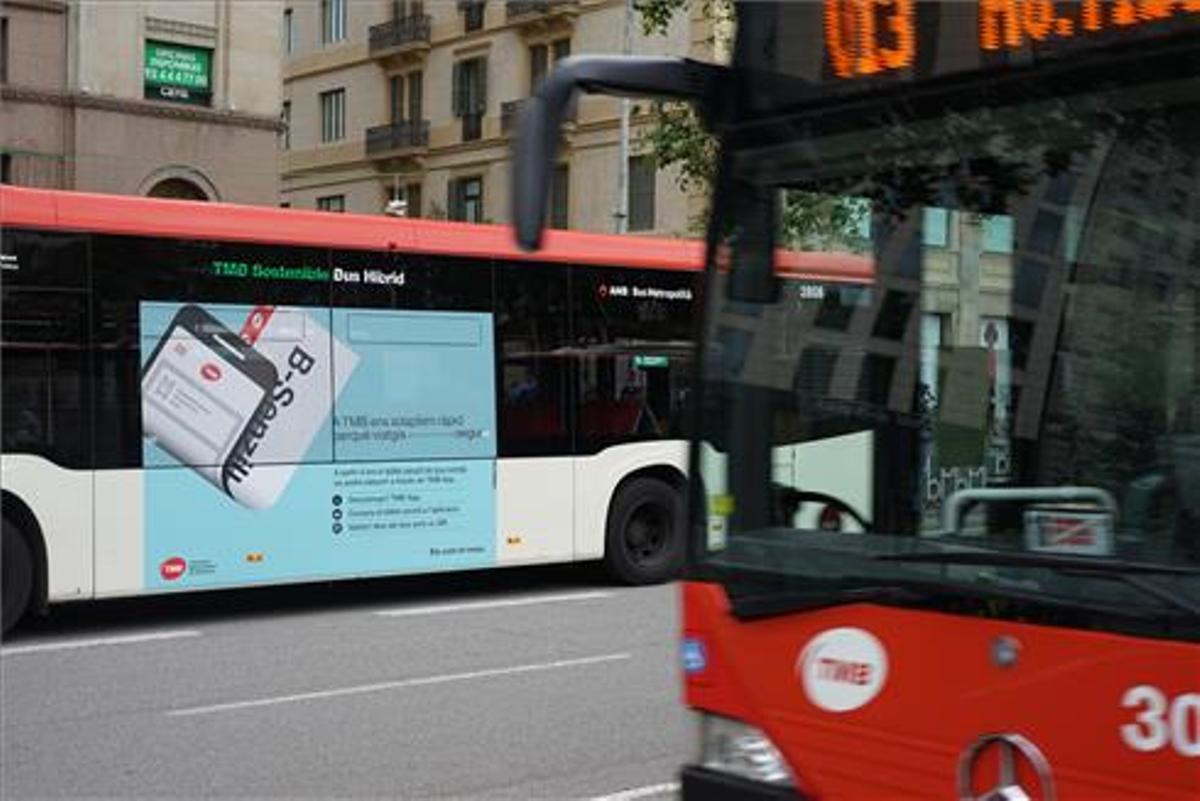 Un accident entre un bus i un ciclista talla la Gran Via de Barcelona