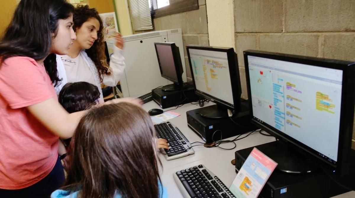 Rupinder y Saray (de pie), enseñan programación a sus compañeras. Rupinder y Saray (de pie), enseñan programación a sus compañeras.