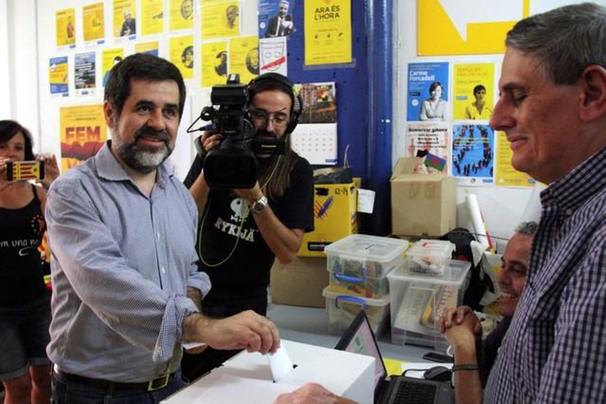 Jordi Sànchez introduce su voto durante la consulta interna de la ANC, este sábado. Jordi Sànchez introduce su voto durante la consulta interna de la ANC, este sábado.