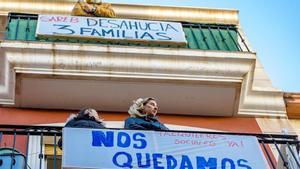 La presión social paraliza el desahucio de tres familias en el barrio de Carolinas en Alicante
