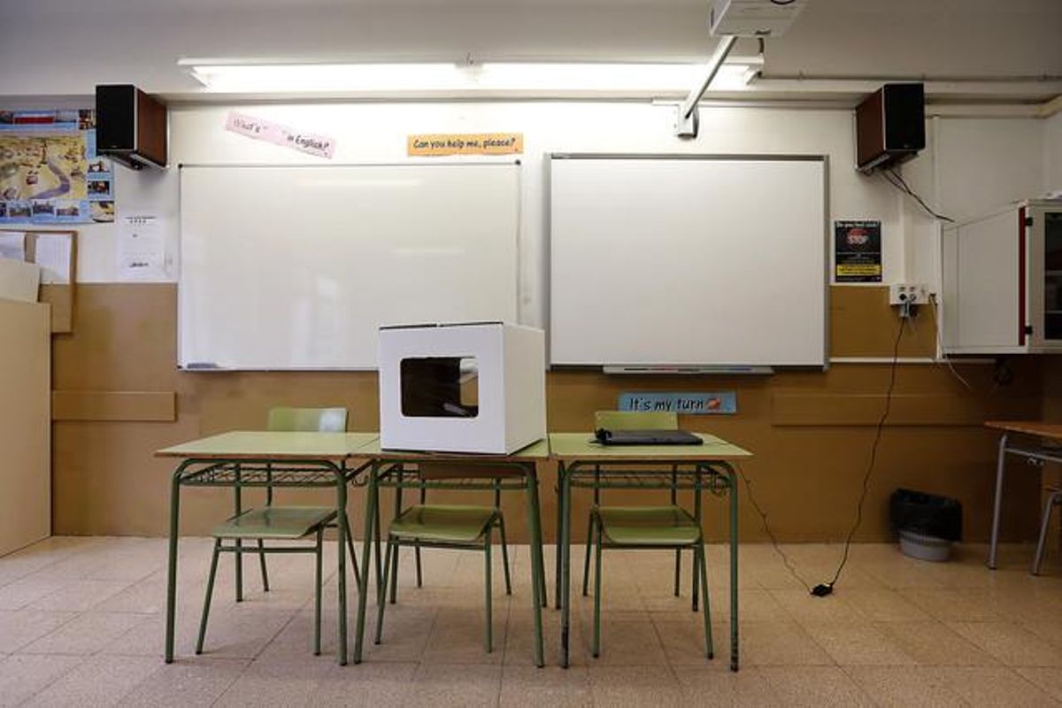 Un aula del IES Alexandre Satorras de Mataró, preparado para la votación del 9-N. Un aula del IES Alexandre Satorras de Mataró, preparado para la votación del 9-N.