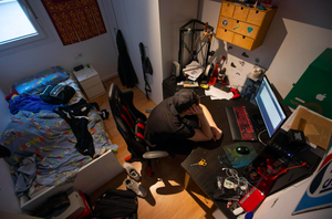 Un adolescente, ante el ordenador que tiene en su habitación, en su casa de Barcelona.