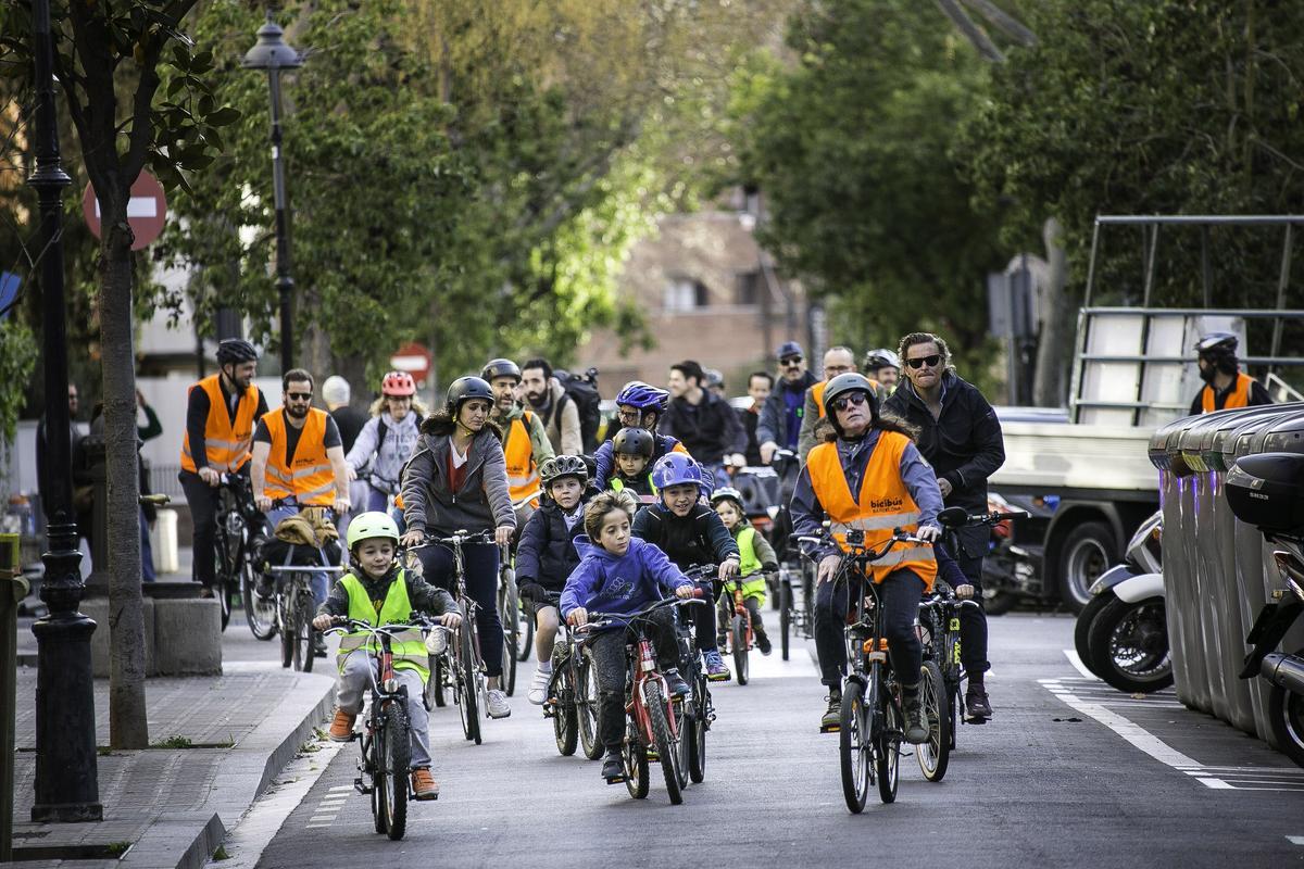La línea de bicibús de Tres Torres, el pasado viernes, celebrando su segundo aniversario de ruta ciclista escolar