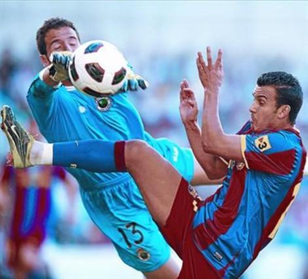 Toño despeja un balón ante el acoso de Pedro, ayer. Toño despeja un balón ante el acoso de Pedro, ayer.
