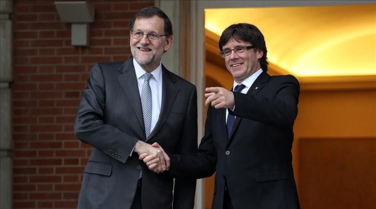 El presidente del Gobierno en funciones, Mariano Rajoy, y el de la Generalitat, Carles Puigdemont, en la Moncloa. El presidente del Gobierno en funciones, Mariano Rajoy, y el de la Generalitat, Carles Puigdemont, en la Moncloa.